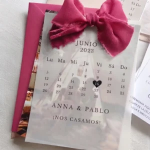 Invitación calendario con papel vegetal, lazo de seda y sobre fucsia