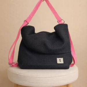 Bolso negro con asa rosa