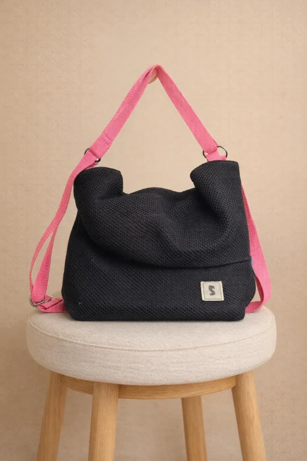 Bolso negro con asa rosa