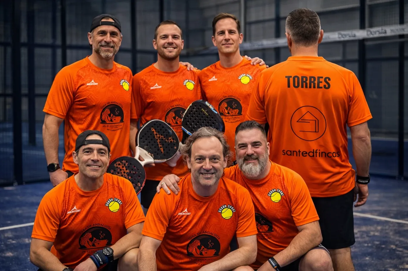 Equipo de pádel con sus camisetas personalizadas