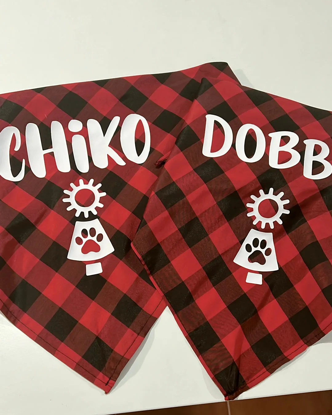 Pañuelos de vichy para perros con nombre y huella, hechos en el taller