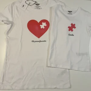 Camisetas a juego mamá e hija con corazón de puzle, hechas en el taller