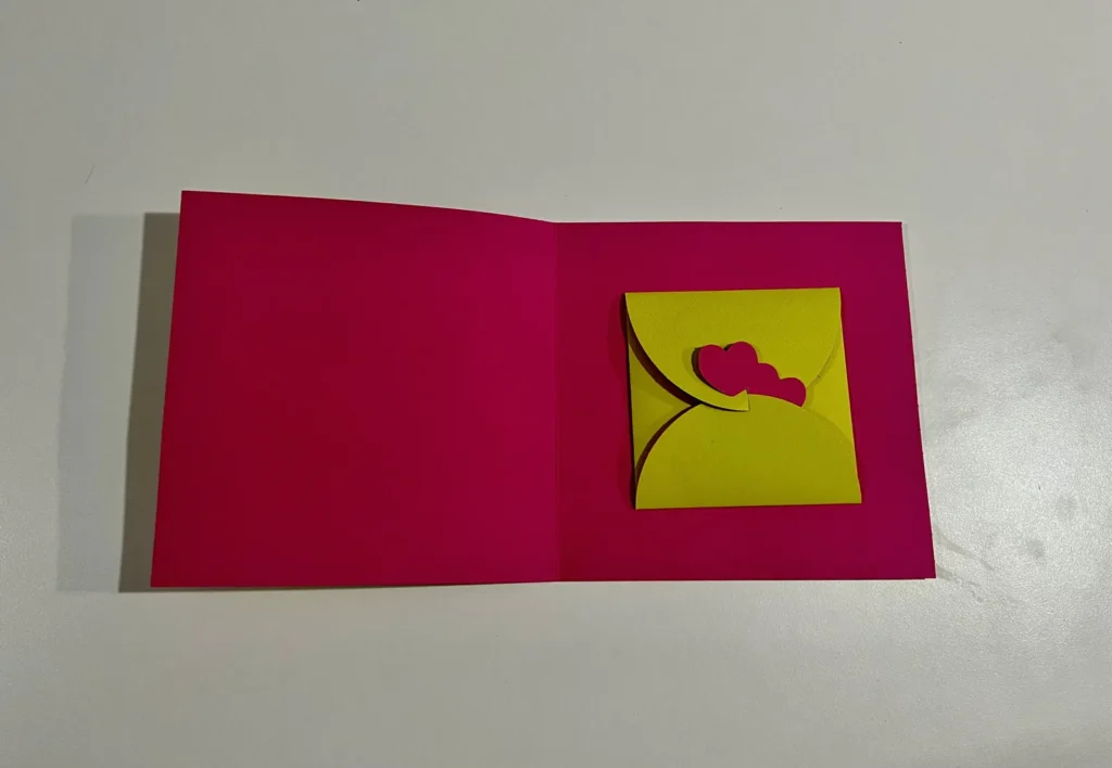 Tarjeta de boda con corazones lima y fucsia, hecha en el taller