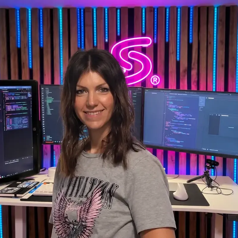 Sylvia junto al neón de Sēn Studio