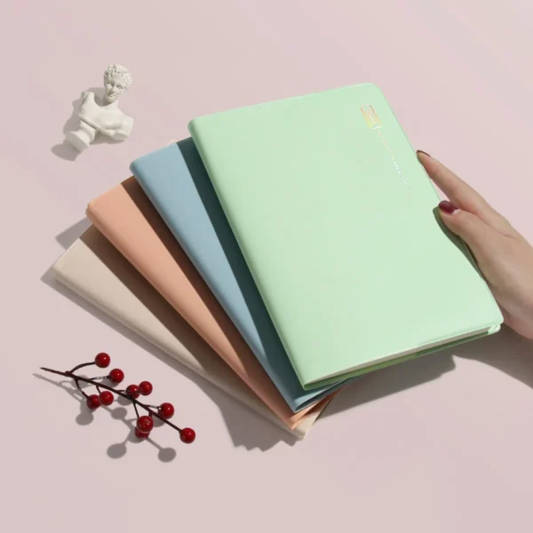 Tres libretas de colores (imagen orientativa)